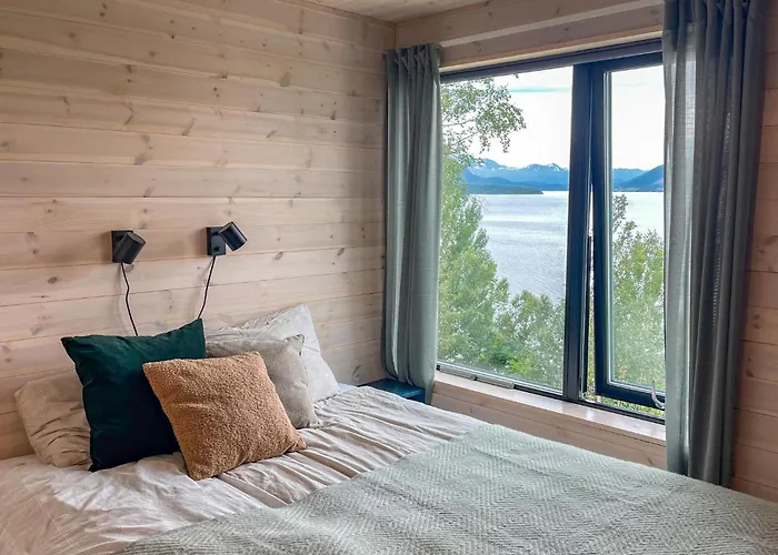 Semesterbostad 4 Bedroom In Stangvik